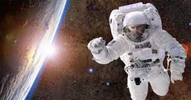 अंतरिक्ष में पहली फिल्म बनाने के लिए रवाना हुआ रूसी दल