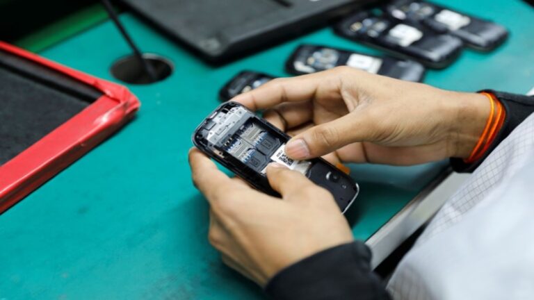 सस्ता होगा स्मार्टफोन, सरकार मोबाइल फोन कलपुर्जों पर घटाया आयात शुल्क