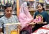 जन्माष्टमी पर सजे बाजार, कान्हा की बांसुरी और मूर्ति कर रही आकर्षित
